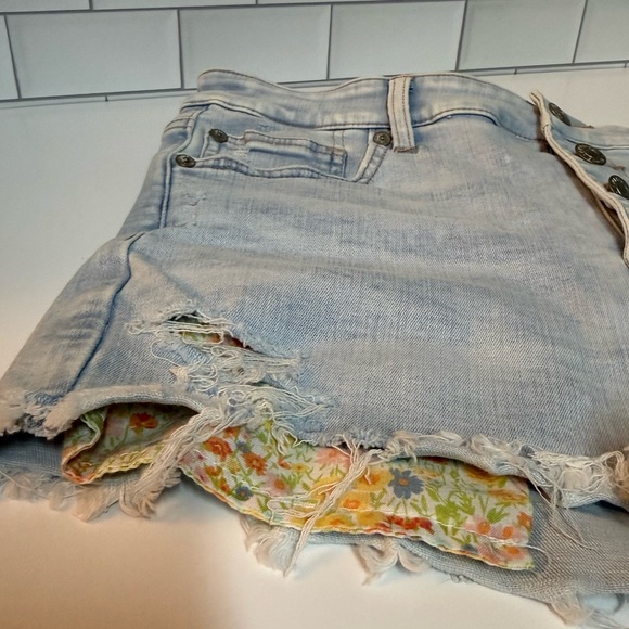 American Eagle Outfitters Floral Pocket Light Wash Shorts Size 10 - Picture 2 of 7